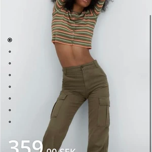 Cargobyxa stradivarius  - Säljer ett par cargobyxor i militärgrönfärg från Stradivarius. Helt oanvända med lapp kvar, går ej att byta längre därför säljer jag dessa. 