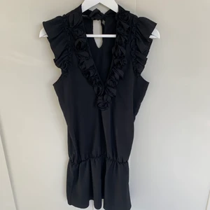 Klänning - Svart klänning köpt second hand. Kan mötas eller så står köparen för frakten 