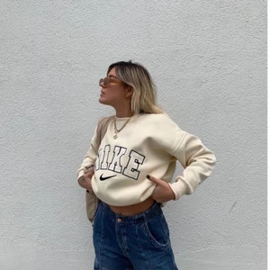 Nike vintage sweatshirt  - Skitsnygg Nike sweatshirt i i storlek S. Sitter som på bilden.  (Lånade bilder, kan skicka fler bilder ifall ni frågar.) den är helt oanvänd och endast provad en gång. 
