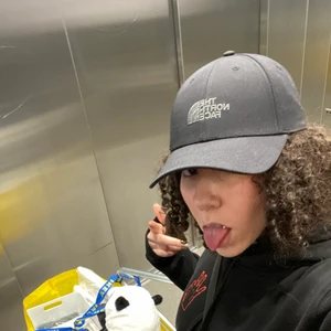 North face keps - Endast använd 5-6 gånger under förra sommaren. Inga skador eller märken. Som ny. Slutsåld på dem flesta sidorna.