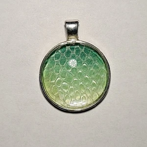 Berlock gjort på ormskinn, majsorm  - Historia, ömsat ormskinn bevarat i smycken!  På Tales Of Scales görs smycken på ömsat skin, i detta fallet från en majsorm! Checka in @tales.of.scales.swe på instagram för törre utbud. Btw. Frakten är 20kr, ej 39kr som Plick säger :)