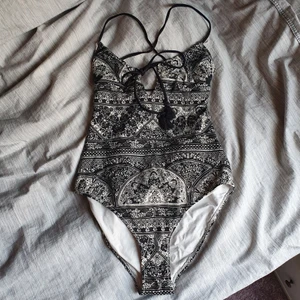 Baddräkt H&M - Baddräkt från H&M i storlek 38. Använd en gång, därefter bortglömd i byrålådan. 80kr inkl frakt ✨️