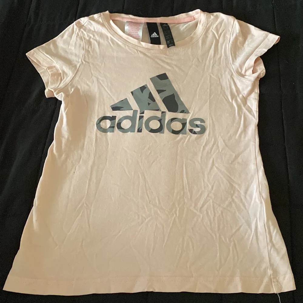 Rosa adidas tröja skönt material använd ett par gånger.. T-shirts.