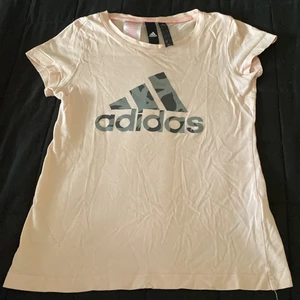 Adidas 11-12 år - Rosa adidas tröja skönt material använd ett par gånger.