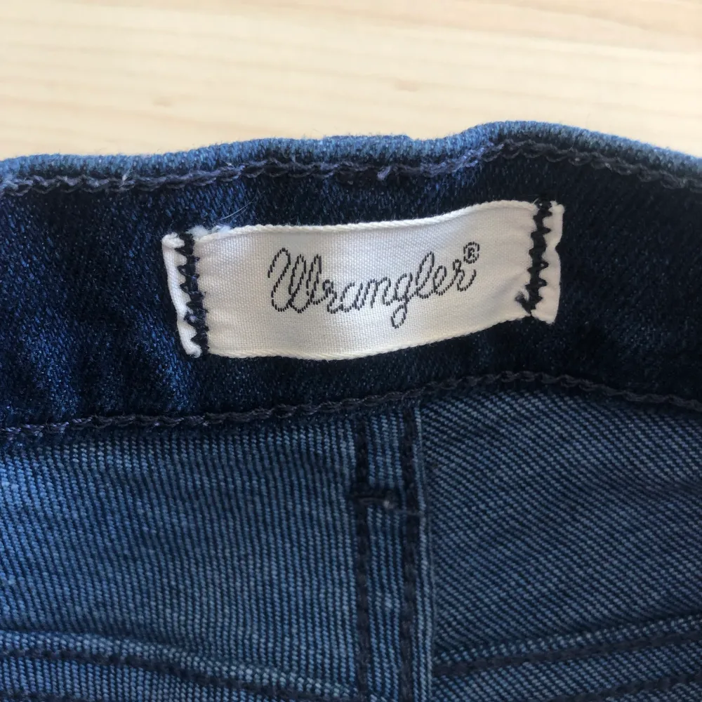 Sjukt snygga short från wrangler. Köpta för ett tag sedan men knappt använda. Storlek xs-m. . Shorts.