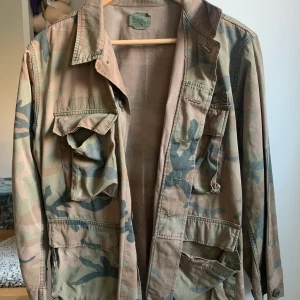 Militär jacka strl M - militär jacka, fint skick! 