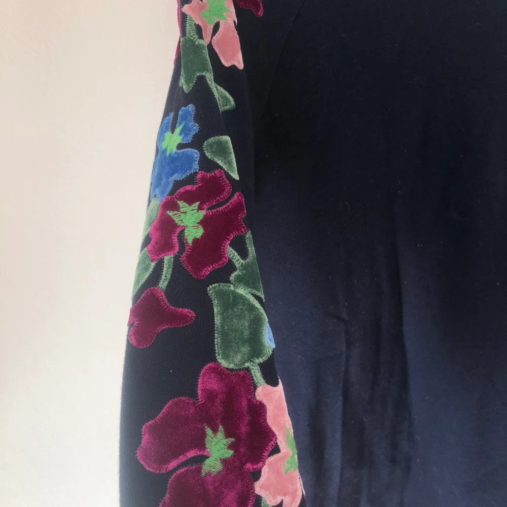 Supersöt klänning från Juicy Couture med blommor broderad på ärmarna. Köpt för några år sedan men bara använd 1 gång. Storlek S men passar Xs-M.. Klänningar.