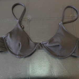 Bikini - Svart jätte fin ribbad bikini med knäppe där bak.