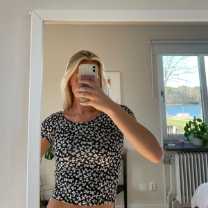 Tröja - Blommig tröja från Bikbok i strl XS, säljs för 50kr + frakt!