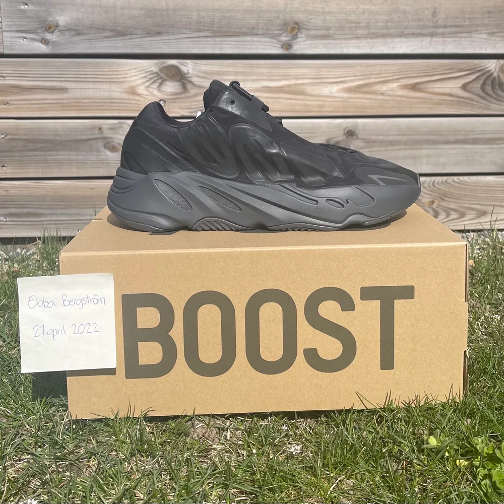 Säljer ett par sprillans nya Adidas Yeezy Boost 700 i färgen Triple Black. Aldrig använda. De är reflektiva i mörker. Frakten ingår i priset men går även bra att mötas upp i Växjö eller Jönköping.☺️ DM för fler bilder. Skor.