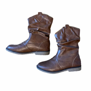 Bruna Stövlar - Bruna stövlar som jag bara använt ett fåtal gånger, så bra skick! Skriv för fler bilder 🙌🏼