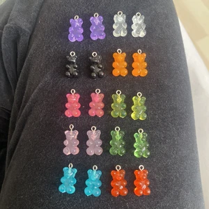 Berlocker  - Säljer mina berlocker som ska föreställa björnar som finns i nästan alla färger. Dem kostar 5 kr styck 