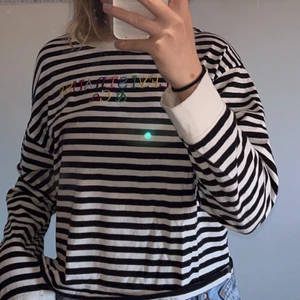 Levis tröja - Randig supersöt tröja från levis🥰 använd max 3 gånger. Storlek XS. Skickar gärna fler bilder om du vill❤️