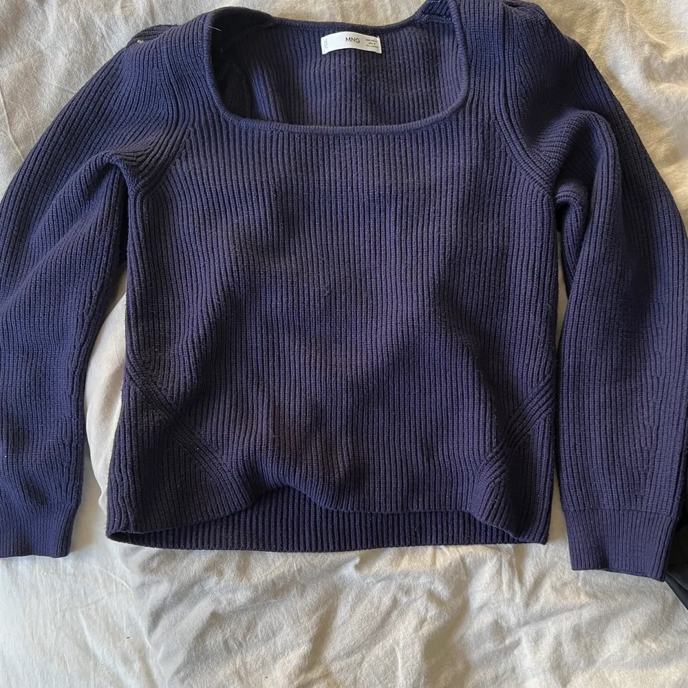 Säljer den här tröjan från MANGO. Den är helt oanvänd, köpte hem den men har inte använt den då det inte var min stil. Annars är den jätte fin! Dom första 2 bilderna är lånade. Nypris: 350 . Stickat.