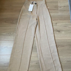 Kostymbyxor  - Jättefina kostymbyxor från bershka, aldrig använda med prislappen kvar. Säljer pga för små. Skulle säga att den passar en mindre 34 eller en 32.  