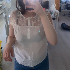 Vero Moda, storlek S - Säljer denna tröja då jag inte gillar den, den är fin bara att man ser igenom den för mycket för min smak. Säljer den för 40kr. Köparen står för frakten och om man vill mötas så är det i Uddevalla eller Munkedal💚
