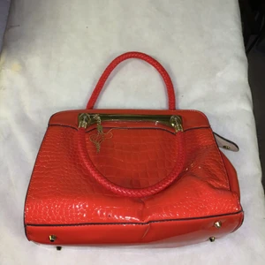 Läder väska - Fin skick men synligt slitage på vissa ställen men annars inga konstigheter. 