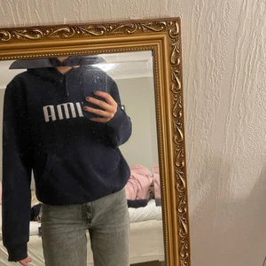 Puma hoodie strl S - Mörkblå Puma hoodie, okej skick. Frakt ingår inte