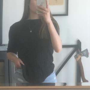 Svart t-shirt  - Svart reflad medel långermad tröja i storlek S, 50kr+ frakt🖤 skriv om du är intresserad.