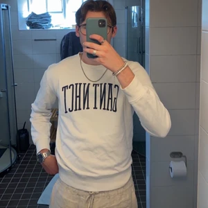 Sweatshirt - Sommarfräsch sweatshirt från Gant i storlek L.                     Är 1.90 lång och passformen relativt lös, se bild.                                Tröjan är knappt använd.                                                    Tveka inte att skriva om du har några funderingar!            Frakt tillkommer!🚗