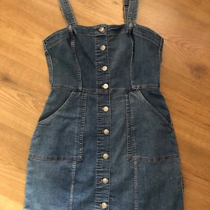 Kort jeansklänning - Väldigt stretchig och passar bra med t-shirt under. Välj själv om du vill ha spårbar frakt eller inte. 