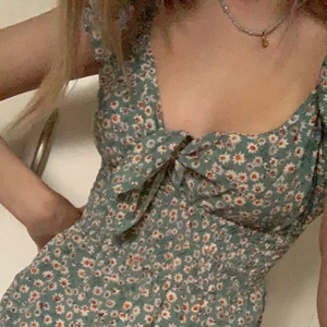 Blommig klänning  - Supersöt sommarklänning som formar kroppen så nice. Den är även väldigt bekväm att ha på sig. Knappt använd så i nyskick💚  sista bilden visar bäst hur färgen är!