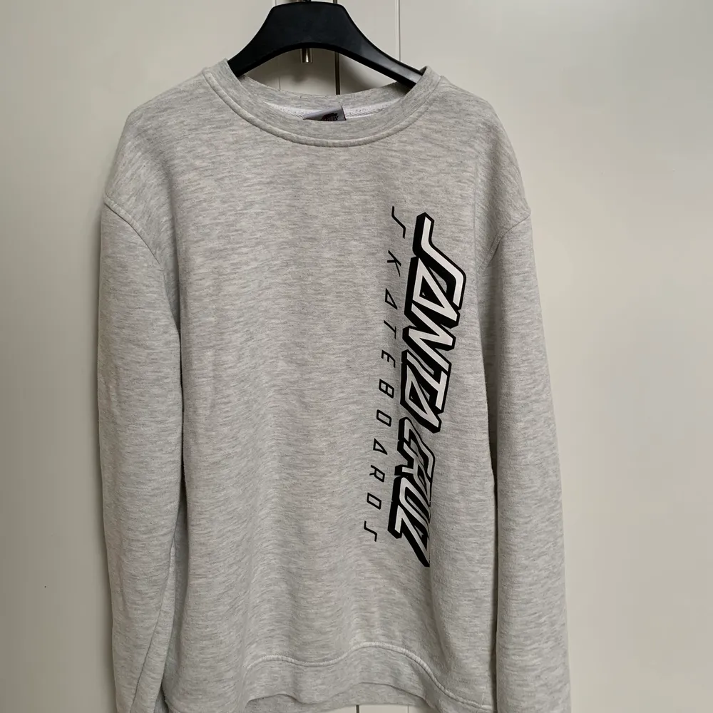 En santa cruz tröja i perfekt skick. Inga defekter alls. En modell som inte längre finns att köpa. Säljer den för jag inte använder den. . Hoodies.