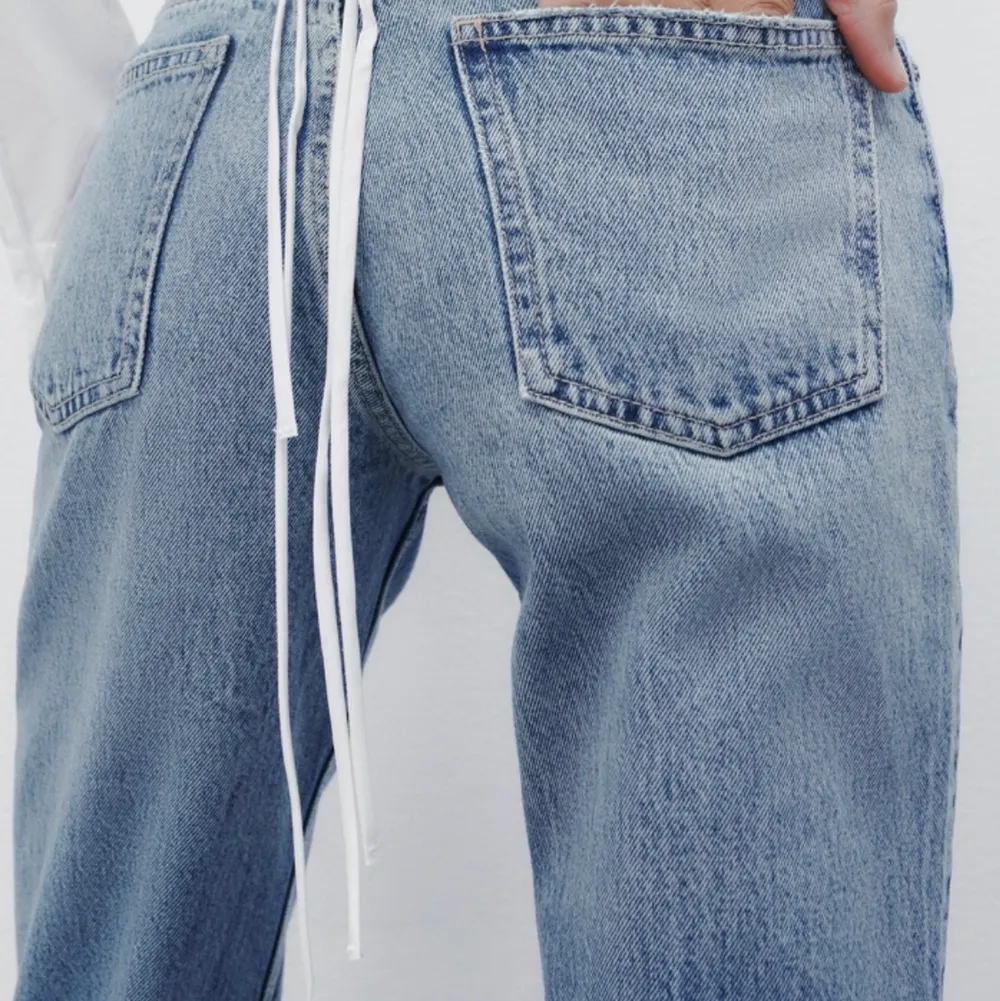 Nu säljer jag ett par straight midrise jeans från Zara i storlek 36! Jag har ett par i liknande modell som jag är så nöjd med men dessa var tyvärr för små. Tiden har gått ut för att returnera så därav säljer jag de här billigare. Nypris var 349 så jag säljer för 250💕. Jeans & Byxor.