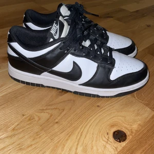 Nike dunk low panda - Säljer nu mina super fina panda dunks i super bra skick. Säljer pågrund av att dem är för små för mig🥲. Inge creass alls på dem, Stolek 41.  Original nike Låda tillkommer med (glömde ta me det i bilden men kom privat om ni vill ha de) 