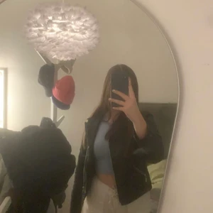 Skinn jacka!  - Säljer nu min skinnjacka som jag inte använt så många gånger då den är för liten för mig vid armarna, den är super skön och köpt på kappahl för 2 år sedan för 499kr. Säljer den nu för 199kr inklusive frakt! 