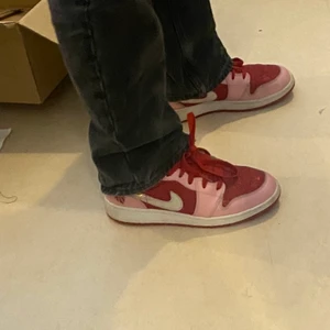 Air Jordan 1 Mid - Superfina jordans 1 som verkligen är utstickande men passar till allt🤩🤩 De är använda men inte alls slitna, säljer för att jag inte får plats när jag flyttar! Sköna till sommaren och våren! Vet inte vad frakten blir ännu men ska kolla upp det! 