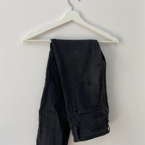 Svarta jeans - Skitsnygga något urtvättade svarta jeans! Älskar!! Men har tyvärr växt ur, priset plus frakt! 🥰 