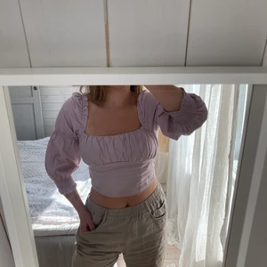Pastelllila topp med puffärmar - Jättefin topp som jag älskar🤍                                 Storlek 38, passar mig (Brukar ha S/M)                            Säljer för 150kr, inklusive frakt:)
