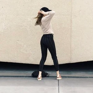 Kritstrecksrandiga byxor storlek 34  - Kritstrecksrandiga byxor storlek 34 från monki. Stretchigt, lite blankt material. Tight modell, sitter väldigt snyggt på! Snygga sömmar framtill på benen som slutar i dragkedjor längst ner mot ankeln.   Hämtas i Årsta eller skickas mot porto 