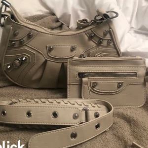 Nit väska  - Säljer min jättefina beiga väska då jag har för många, rymlig med fack inuti och en plånbok ingår, lånade bilder!❤️❤️