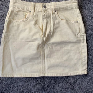 Gul Kjol - Supwr söt gul kjol jag säljer pga för liten storlek! 