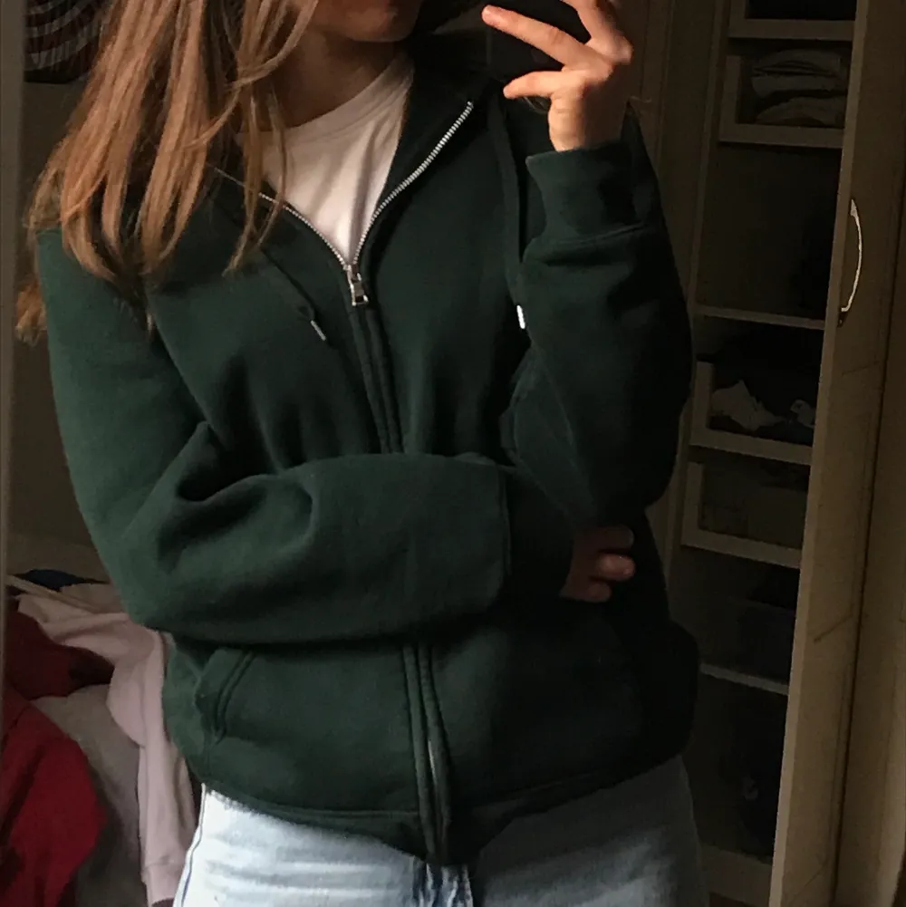 Jättefin grön zip up hoodie i storlek M (passar S-M) Sällan använd. Kontakta mig privat om du har någon fråga 💚 köparen står för frakten . Hoodies.