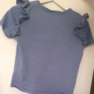 Zara tröja - En fin tröja från zara som jag inte använder längre den är i storlek s men den är som xs. Fin till sommaren och nu passar till det nästa och är slutsålt ❤️ ordinarie pris är 150 tror jag❤️