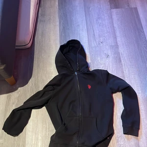 Polo Us Kofta - Storlek S skick 8/10 den är för liten för mig så vill gärna bli av me den