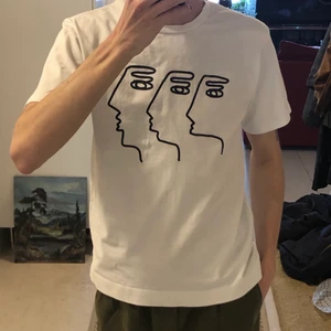 Zara tshirt med fin design - En vit t-shirt från Zara i storlek S. Gott skick, en knappt synlig liten fläck på framsidan. Köpt för ungefär 300kr.