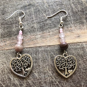 Örhängen med rodonit och rosenkvarts  - Handgjorda örhängen med äkta rodonit och rosenkvarts 💖 betalning via swish ⭐️