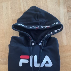 FILA hoodie - Svart FILA hoodie. Super fint skick endast använd fåtal gånger. Nypris 499kr.