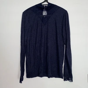 NEW: Light, dark-blue longsleeve, ONLY - NEW and never worn long sleeve from ONLY with nice applications around neck and on the sleeve-end Size: M New price: 279:- SEK