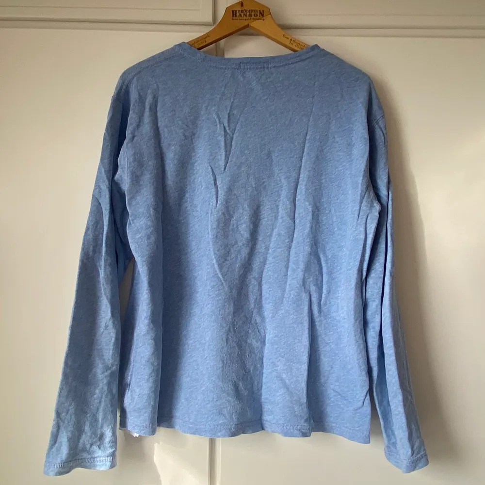 nästintill oanvänd blå ralph lauren-tröja, relativt tunn i storlek M skulle jag säga. . Tröjor & Koftor.