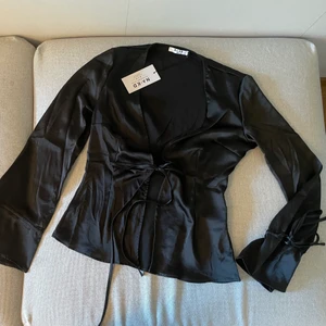 Helt ny blus i storlek M - Helt ny blus i storlek M men skulle säga att den passar även S med. Finns att hämta i Järfälla och postar även. Köparen står för frakten (spårbar frakt 66kr)🌺