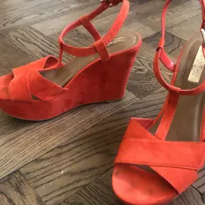 Jätte fina skor från zara i st 39, använda ungefär 5 gånger.  Dem är lite orange röda och det är kilklack, dem är jätte sköna att gå i.