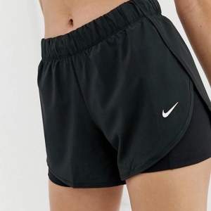 Svarta Nike shorts perfekta till sommaren! Strl S och är i fint skick! (Två första bilderna lånade) skriv gärna för fler! Obs det är inte boxershorts under!, modell som på andra/tredje bilden🌟