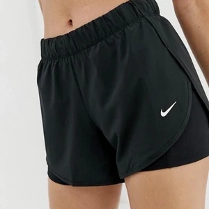 Nike shorts  - Svarta Nike shorts perfekta till sommaren! Strl S och är i fint skick! (Två första bilderna lånade) skriv gärna för fler! Obs det är inte boxershorts under!, modell som på andra/tredje bilden🌟