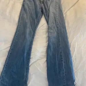 Ett par skitsnygga lågmidjade blåa jeans, som tyvärr är lite slitna längst nere (syns på bild) - väldigt vintage och mycket potential!🤩