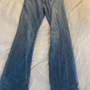 Second hand jeans - Ett par skitsnygga lågmidjade blåa jeans, som tyvärr är lite slitna längst nere (syns på bild) - väldigt vintage och mycket potential!🤩